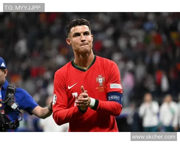 欧冠赛场惊现奇葩一幕球迷冲入场内强抢C罗球衣